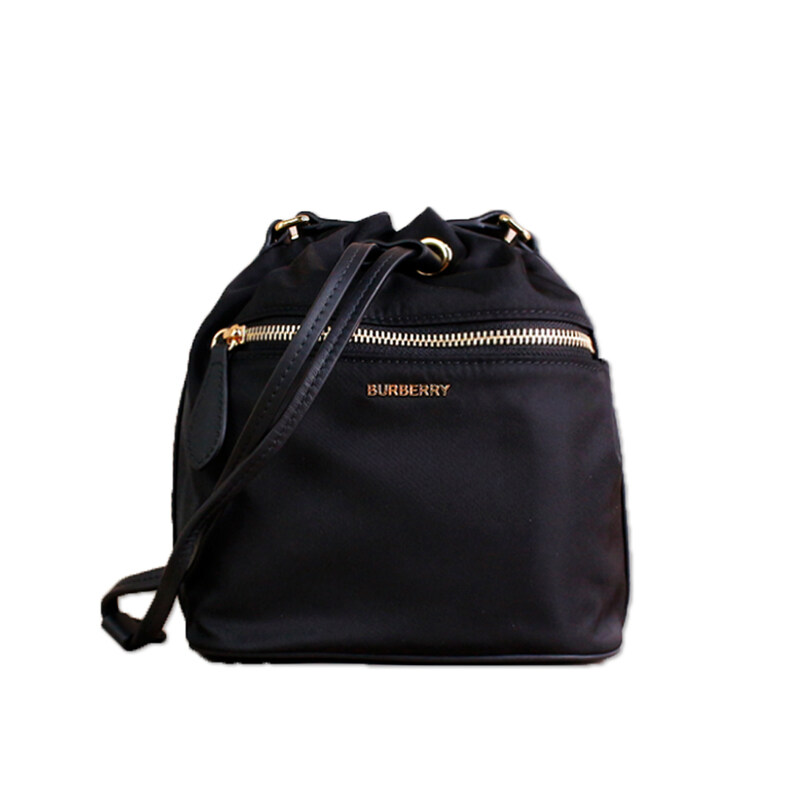 버버리 메탈로고 드로스트링 나일론 버킷백 블랙 81092671 [여주아울렛]